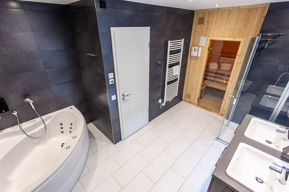 3-Zimmer Apartment Badezimmer mit Sauna u. Whirlpool Badewanne