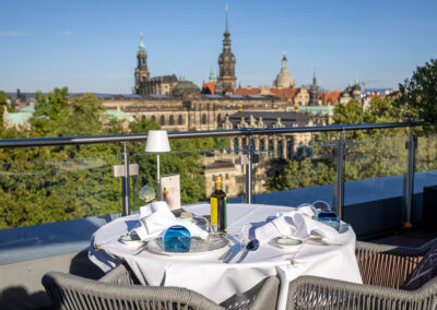 Sommerblick von Dachterrasse auf Dresdner Altstadt