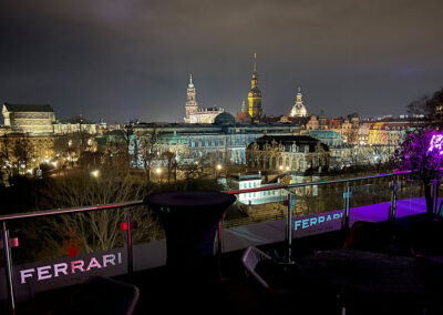 Blick von Dacherrasse bei Nacht auf Dresden